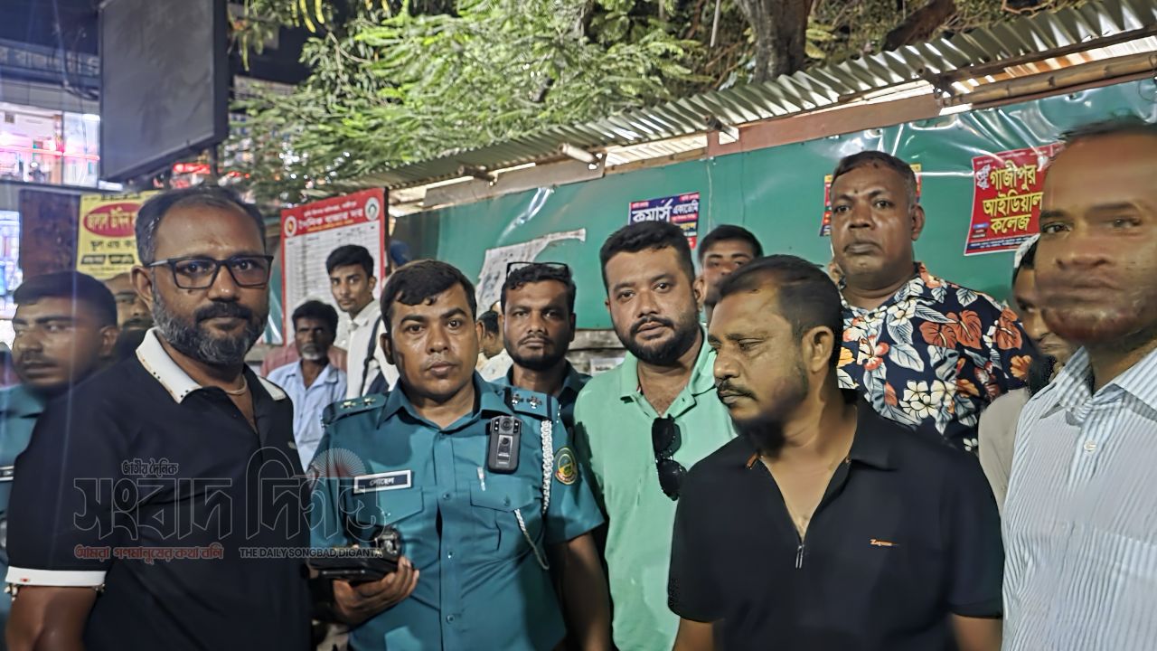 রেলগেটে ফুটপাত-সড়ক দখলমুক্ত করতে স্বেচ্ছাসেবক দলের অভিযান