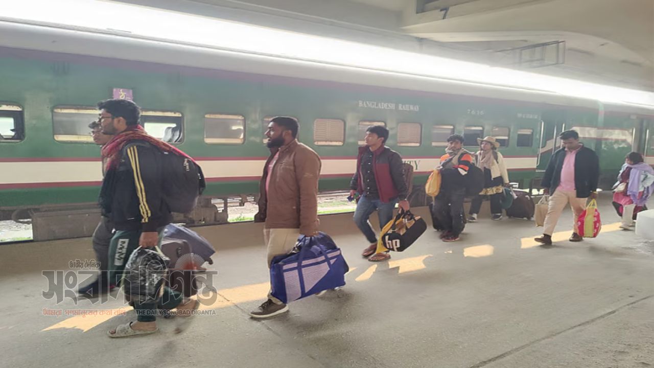 কমলাপুর থেকে তিনবার ছাড়ল, তিনবারই ফিরল সিল্কসিটি সাড়ে ২ ঘণ্টা পর যাত্রা
