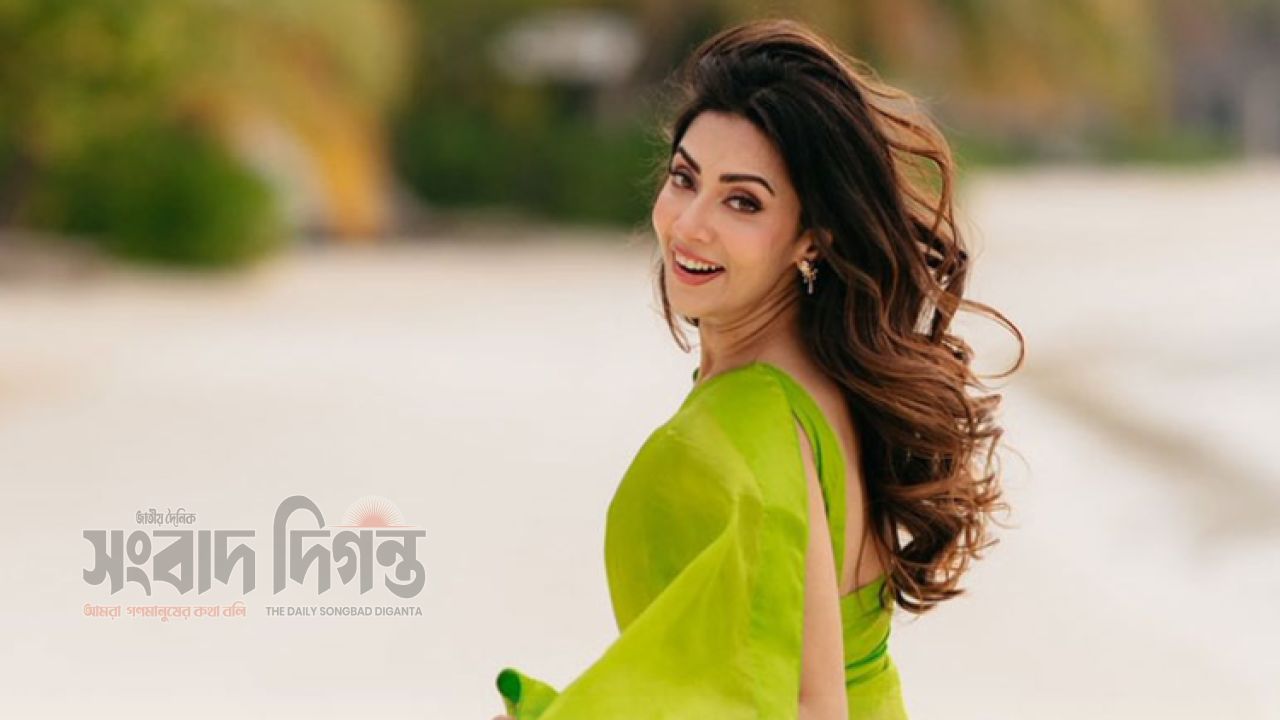 মুগ্ধতা ছড়ালেন মিম 