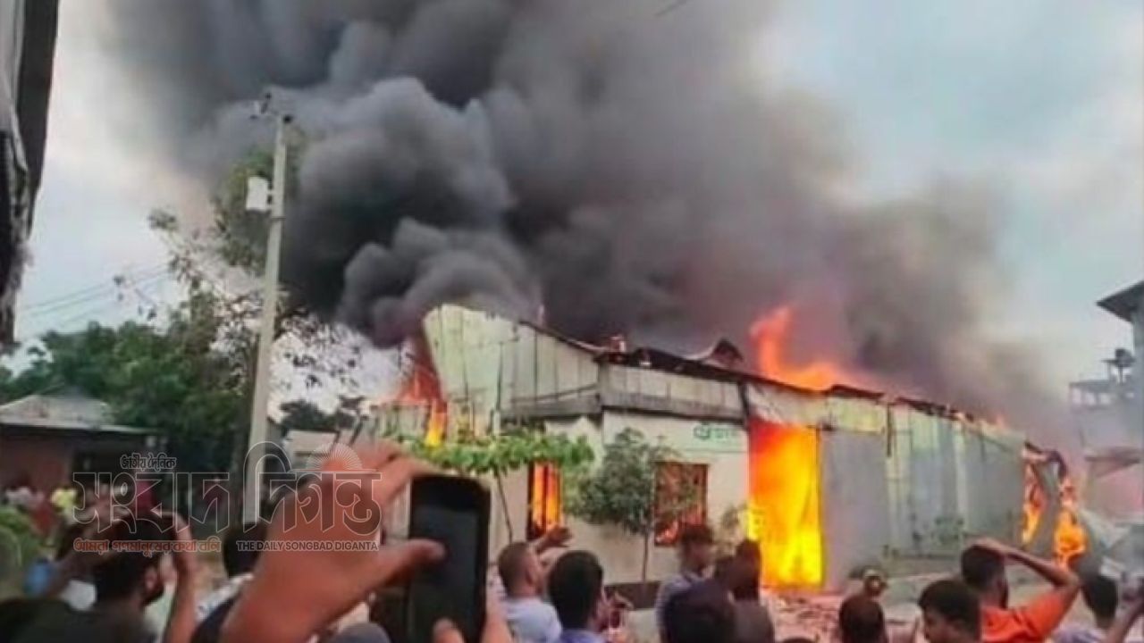 কোনাবাড়ীতে ভয়াবহ আগুন, পুড়ল ১২ ঝুটের গোডাউন 