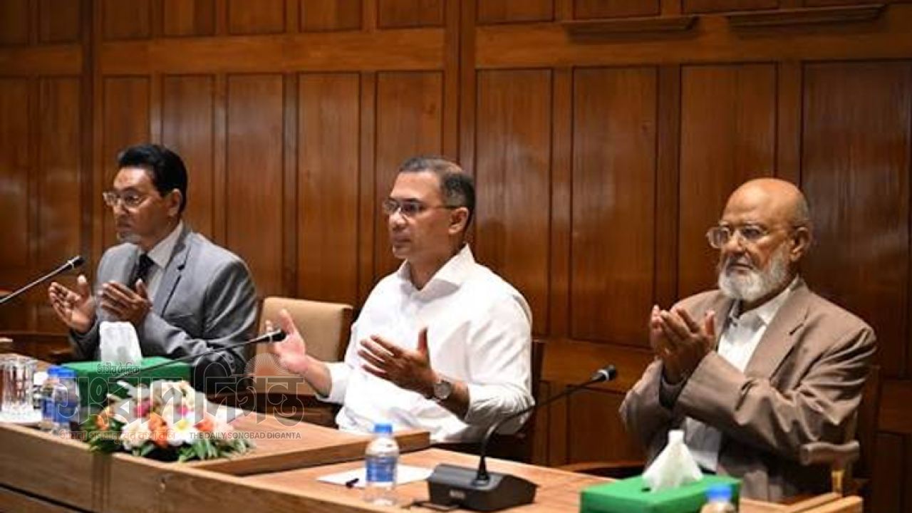 প্রধানমন্ত্রী তারেক রহমানের সভাপতিত্বে সরকারদলীয় এমপিদের বৈঠক চলছে 