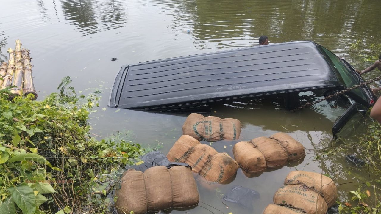 কসবায় পুলিশের ধাওয়ায় খাদে মাদকবাহী মাইক্রোবাস, উদ্ধার ৯ বস্তা গাঁজা 