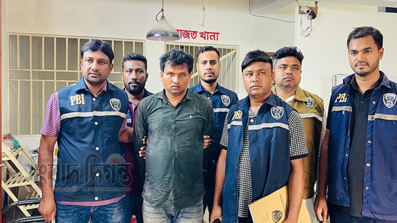 যশোরে মাকে মাথা বিচ্ছিন্ন করে হত্যা, ১৭ ঘণ্টায় শিক্ষক ছেলে গ্রেফতার 