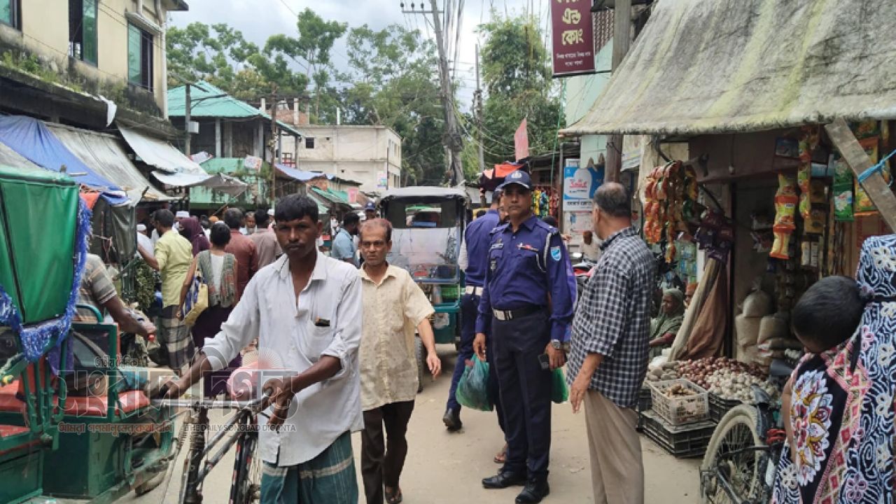 লামা বাজারে যানজট নিয়ন্ত্রণে মাঠে ট্রাফিক পুলিশ