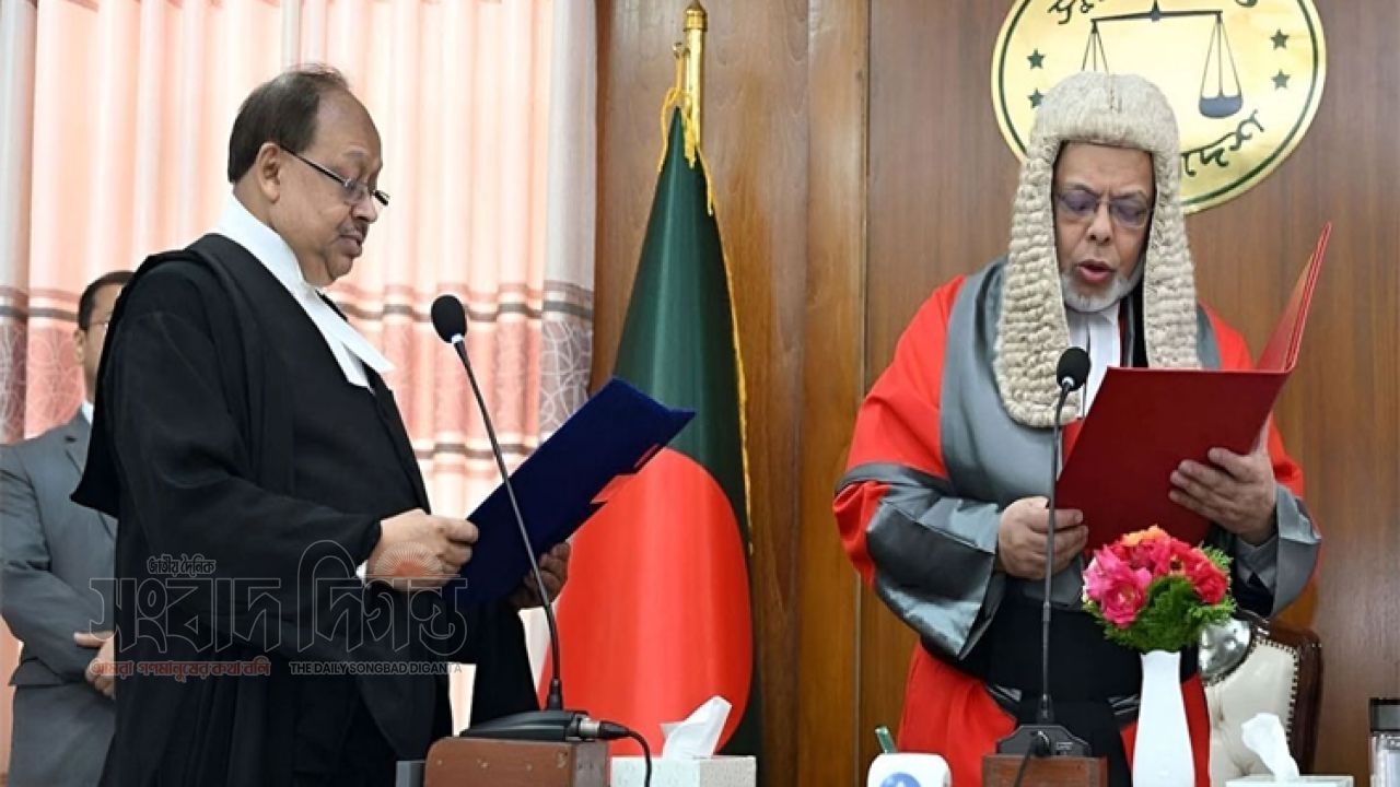 প্রধান বিচারপতির কাছে শপথ নিলেন বিচারপতি হাবিবুল গনি
