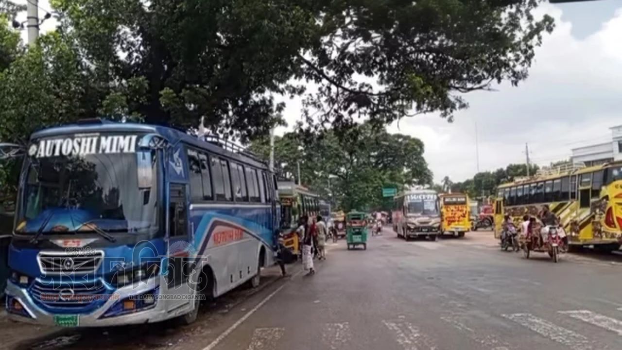 আলোচনায় সমাধান, চুয়াডাঙ্গায় ৫ রুটে বাস চলাচল স্বাভাবিক 
