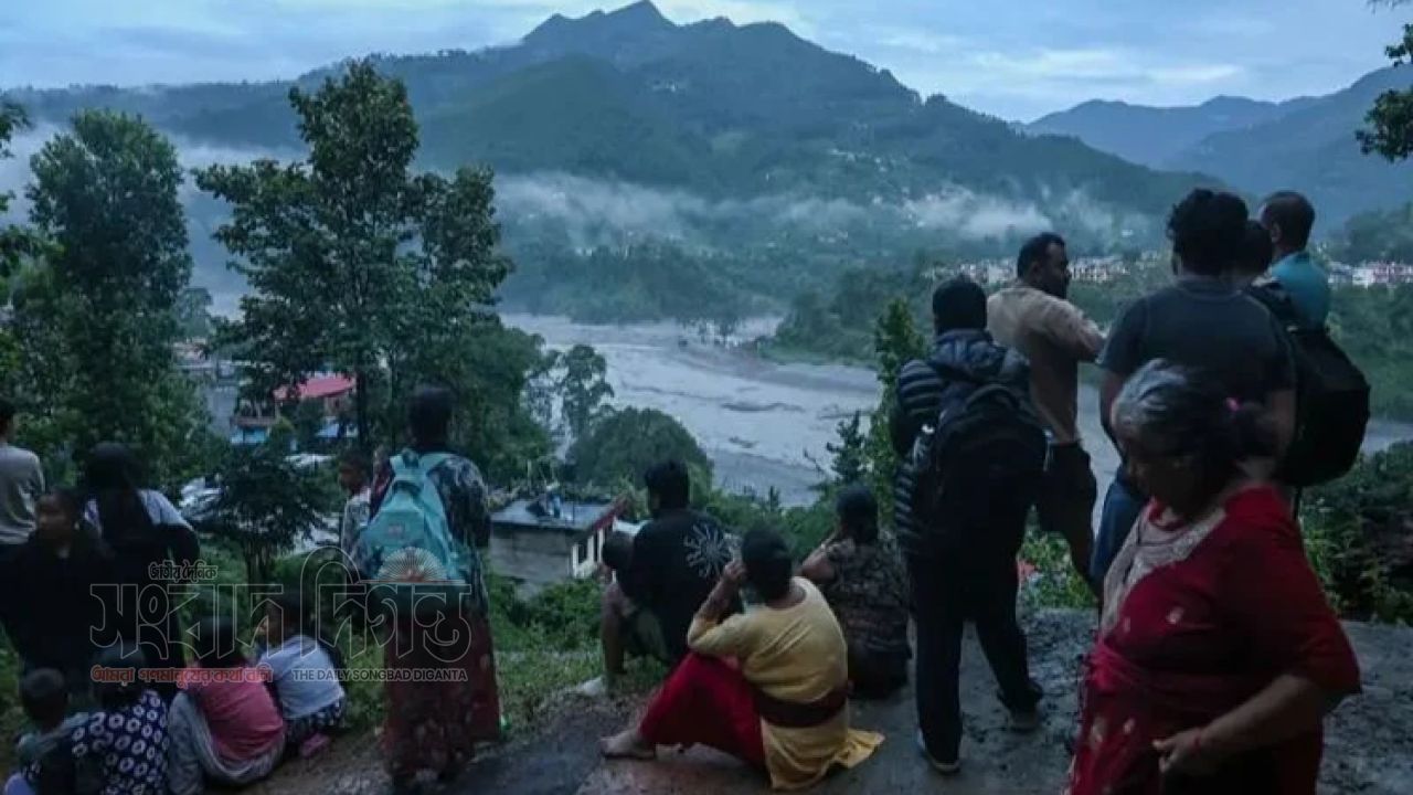 বন্যায় সব হারিয়ে এবার ওষুধ-পানির সংকটে নেপালের আশ্রয়শিবিরে হাজারো মানুষ 