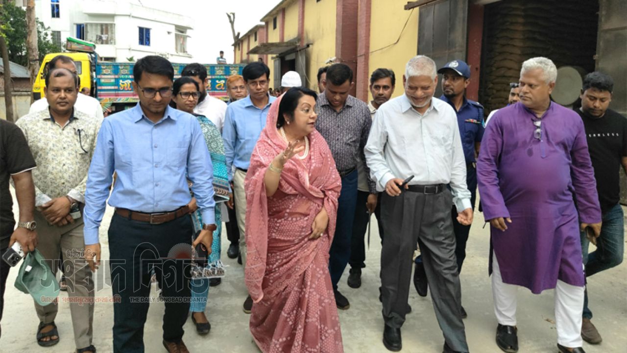 ধামরাইয়ে খাদ্যগুদামে খাদ্যমন্ত্রীর পরিদর্শন, অনিয়মে জিরো টলারেন্সের কঠোর হুঁশিয়ারি 