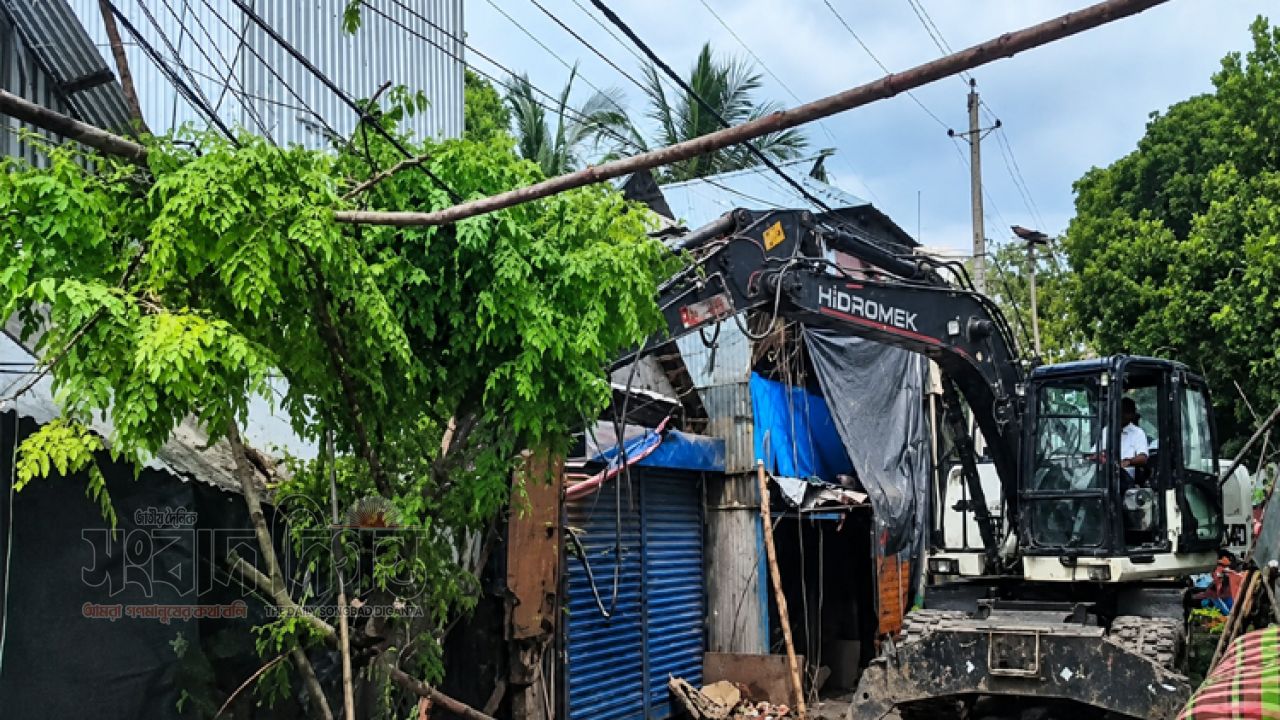 টঙ্গীর হাজির মাজার বস্তিতে রাজউকের বড় উচ্ছেদ অভিযান 