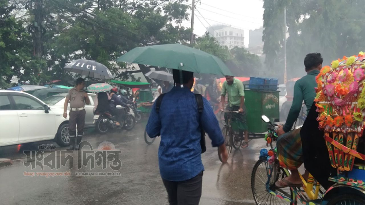 ঢাকায় অঝোর ধারায় বৃষ্টি, জনজীবনে ভোগান্তি 