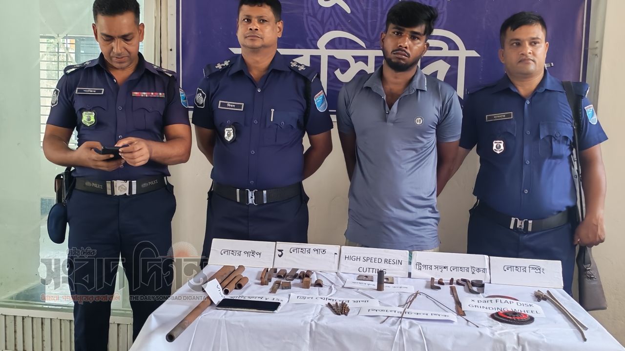 রায়পুরায় অস্ত্র তৈরির সরঞ্জামসহ যুবক আটক, পুলিশের সংবাদ সম্মেলনে চাঞ্চল্যকর তথ্য 