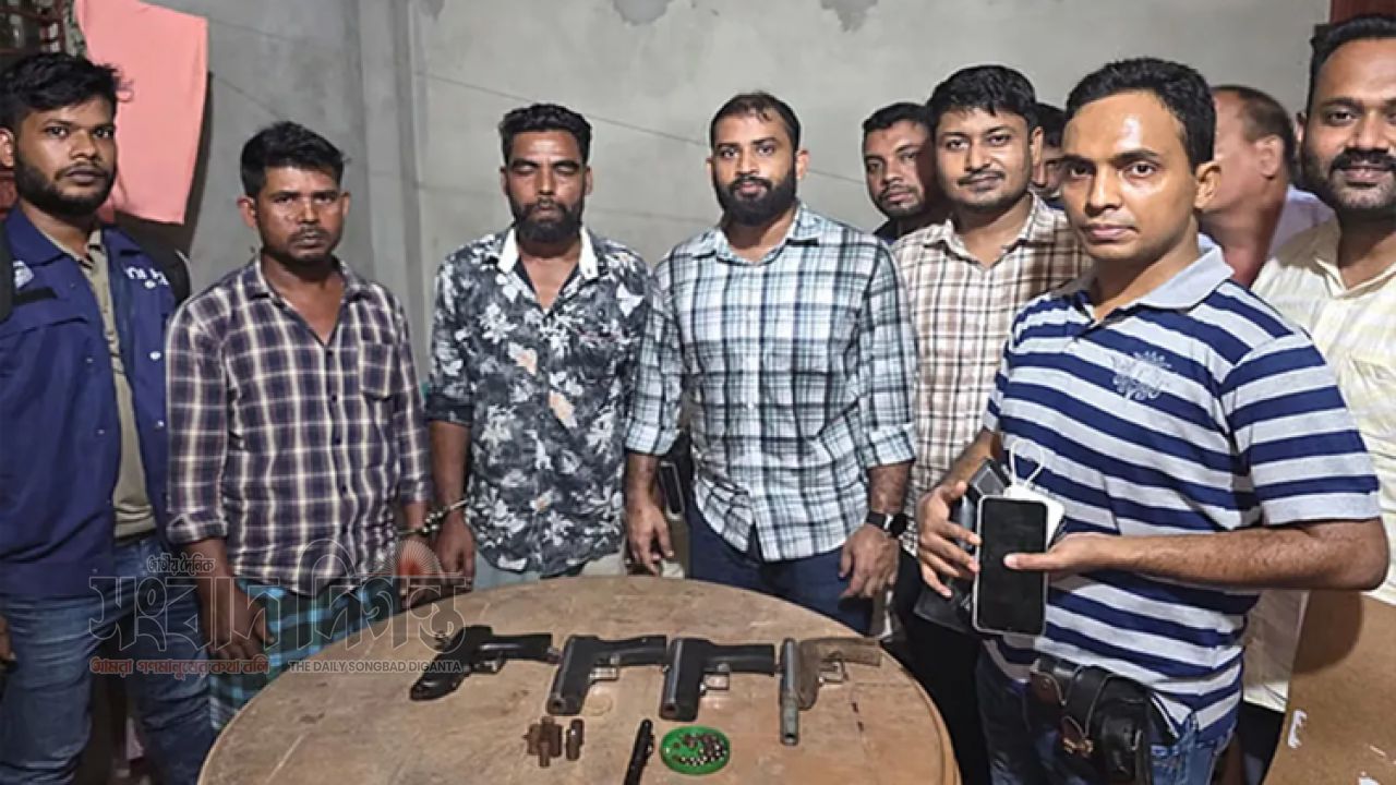 রিকশা গ্যারেজের আড়ালে অস্ত্র কারখানা, পেনগান-পিস্তলসহ গ্রেফতার ২ 