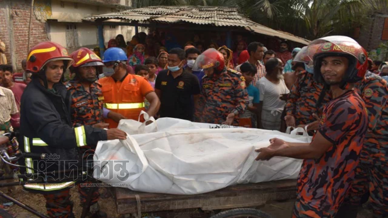 বেপরোয়া অটোরিকশা উল্টে নিহত ১, আহত ২ স্বামীকে হারিয়ে অপলক দৃষ্টিতে অপেক্ষা স্ত্রীর 