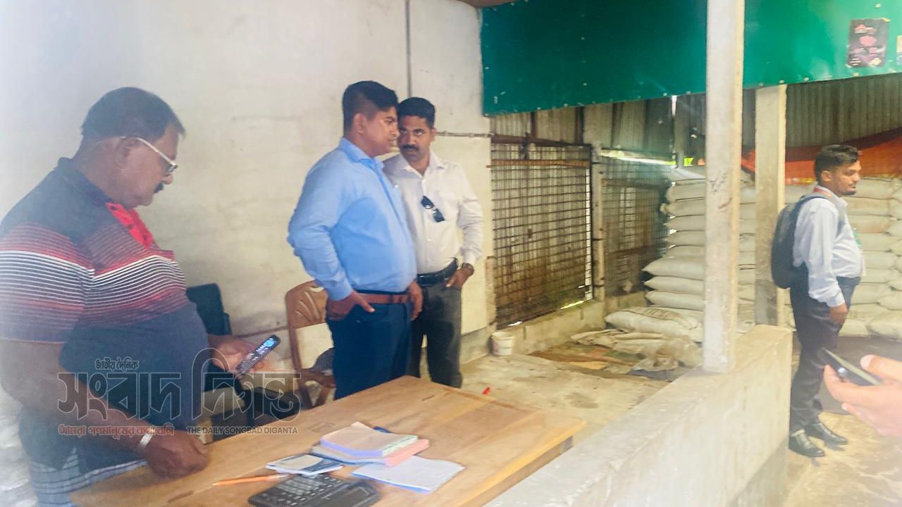 কালীগঞ্জে ভ্রাম্যমাণ আদালতের অভিযান: দুই সার ব্যবসায়ীকে ২ লাখ টাকা জরিমানা 