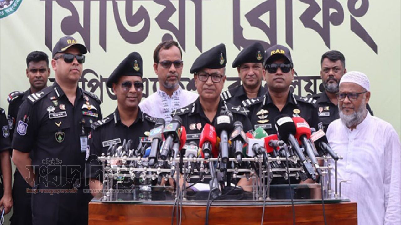 অবৈধ অস্ত্র ও সন্ত্রাসীদের ধরতে দেশজুড়ে বিশেষ অভিযান শুরু : র‌্যাব ডিজি 