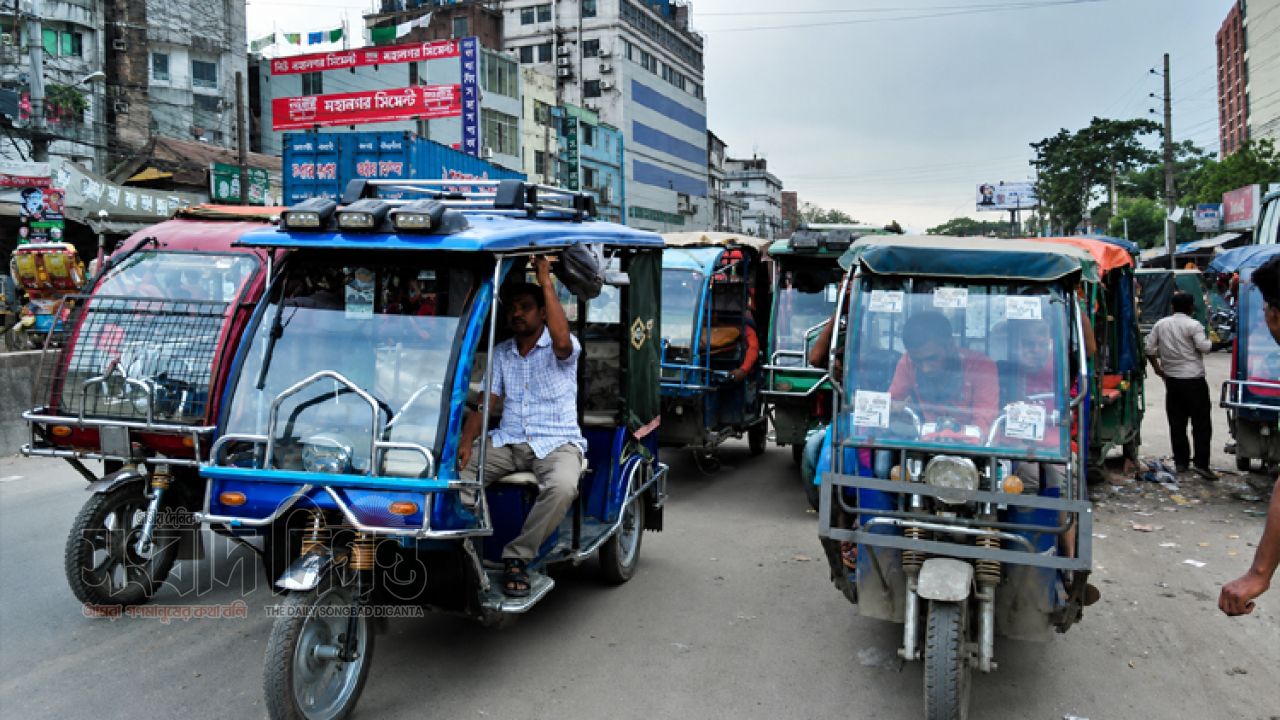 গাজীপুরে মহাসড়কে অটোরিকশার দৌরাত্ম্য, অতিষ্ঠ নগরবাসী  