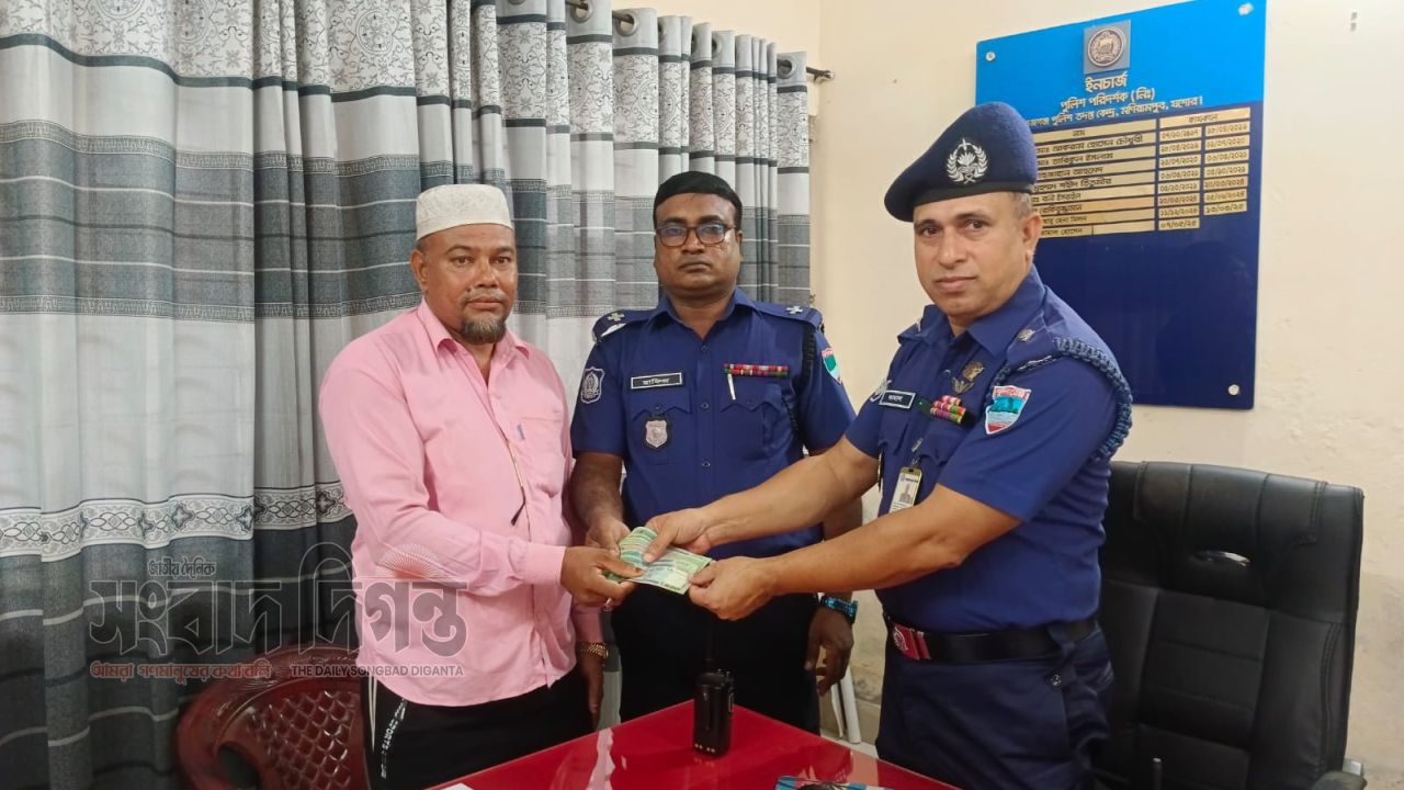 ভুল বিকাশের টাকা রংপুর থেকে উদ্ধার করল রাজগঞ্জ পুলিশ 