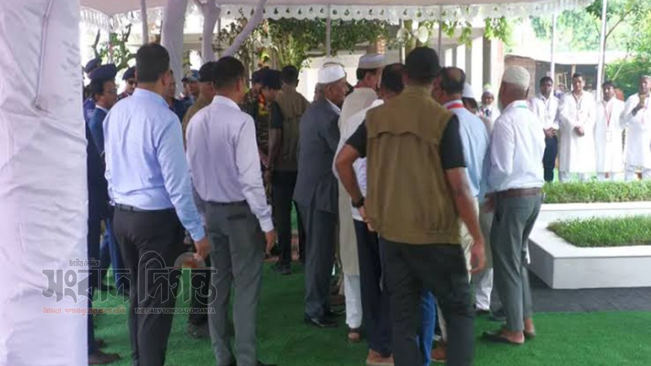 নিজ জেলায় গিয়ে বাবা-মায়ের কবর জিয়ারত রাষ্ট্রপতি মির্জা ফখরুলের 