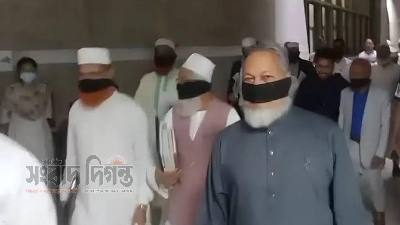 সংসদে বিরোধীদের দুই দফা ওয়াকআউট, কয়েক সদস্যের মুখে কালো কাপড়