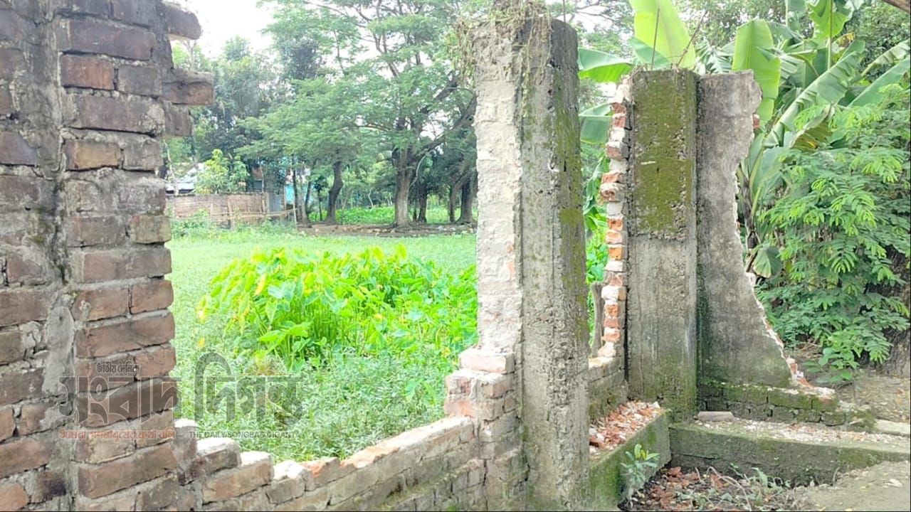 আদালতের নিষেধাজ্ঞা অমান্য, মুক্তিযোদ্ধার দেয়াল ভাঙচুর