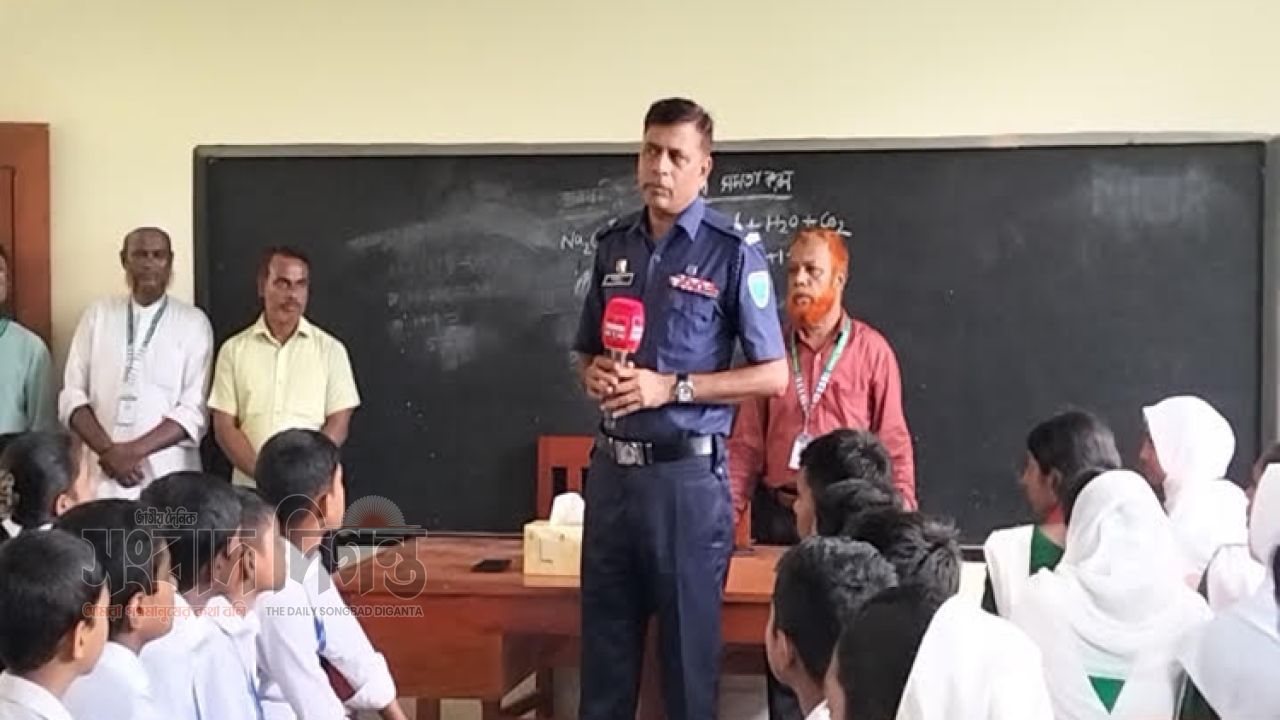 মধ্যনগরে মাদক বাল্যবিবাহ ও ইভটিজিং প্রতিরোধে ওসি'র ব্যতিক্রমি উদ্যোগ