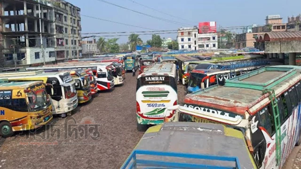 বরিশালের দুই বাসটার্মিনালে চরম দুর্ভোগ, ভাঙাচোরা পথে যাত্রী পারাপার 