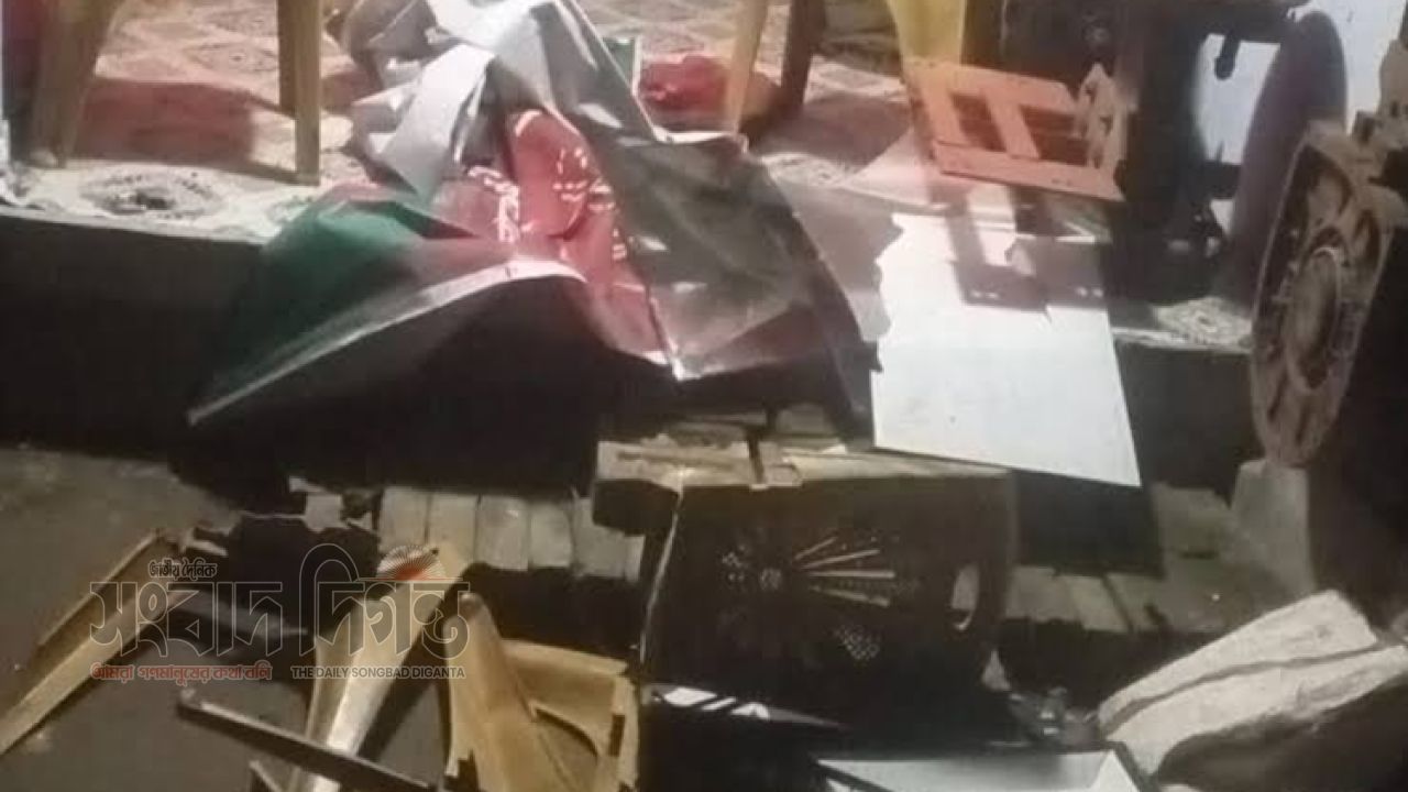 মঠবাড়িয়ায় বিএনপি কার্যালয়ের তালা ভেঙে ভাঙচুর, উদ্ধার ২ অবিস্ফোরিত ককটেল 