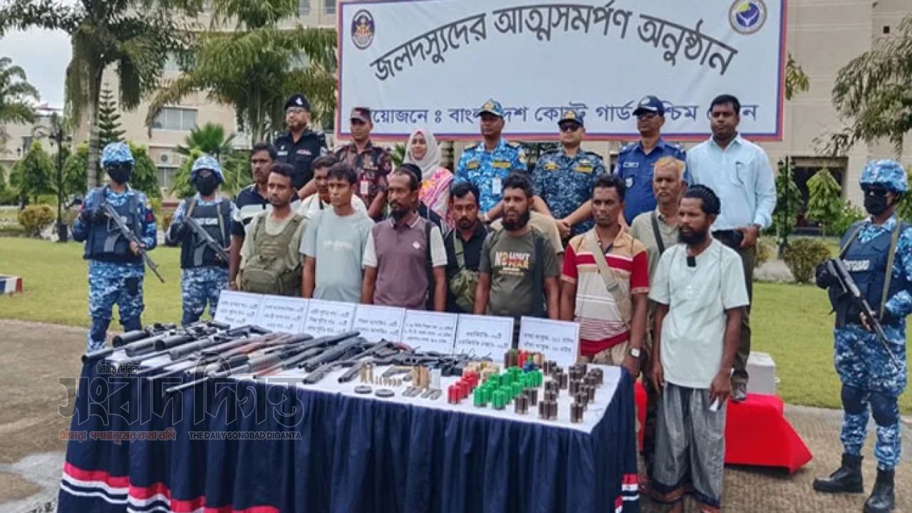 সুন্দরবনে কোস্টগার্ডের কাছে নানা ভাই বাহিনীর প্রধানসহ ১২ দস্যুর আত্মসমর্পণ 