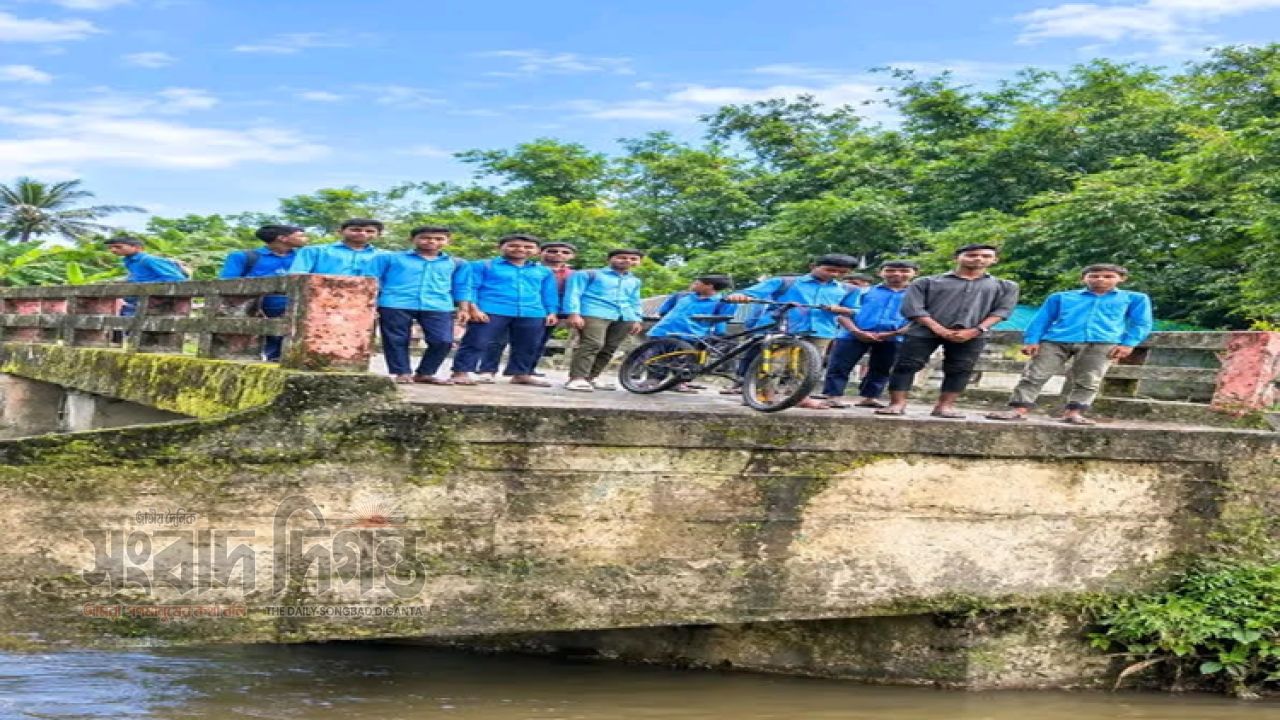 কোটালীপাড়ায় মাদ্রাসার স্থাপনা আটকে দোকান নির্মাণ; ক্ষুব্ধ শিক্ষার্থী ও এলাকাবাসী