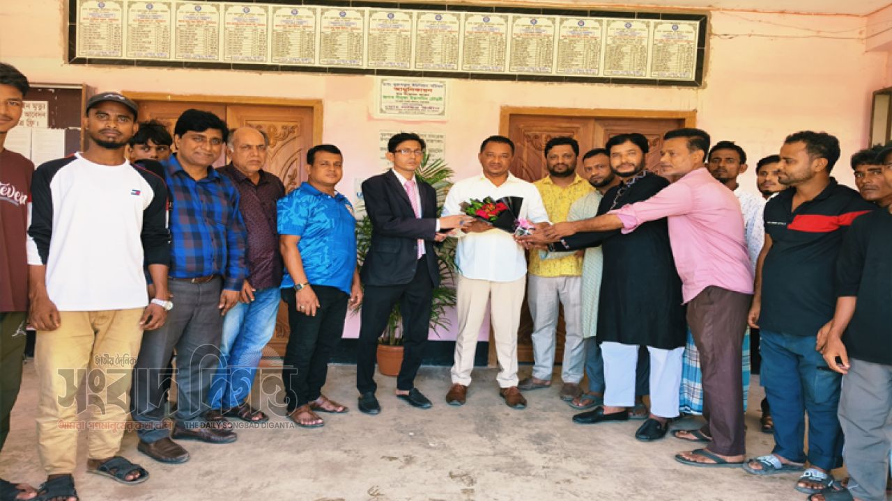 ক্রীড়া সংস্থার সহ-সভাপতি নাছির উদ্দিনকে সচেতন সমাজ কমিটির ফুলেল শুভেচ্ছা 