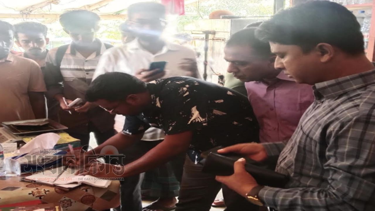 টুঙ্গিপাড়ায় অস্বাস্থ্যকর পরিবেশে খাবার বিক্রি ১৪ হাজার টাকা জরিমানা 