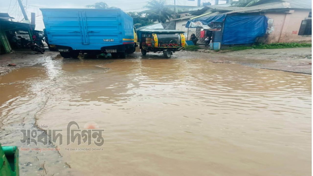 এক কিলোমিটার রাস্তা পেরোতে দুই ঘণ্টা চরম দুর্ভোগে মানুষ 