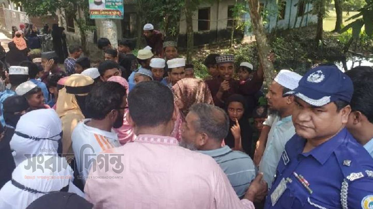 বাসের ধাক্কায় নিহত শিক্ষিকা সড়ক অবরোধে শিক্ষার্থীরা 