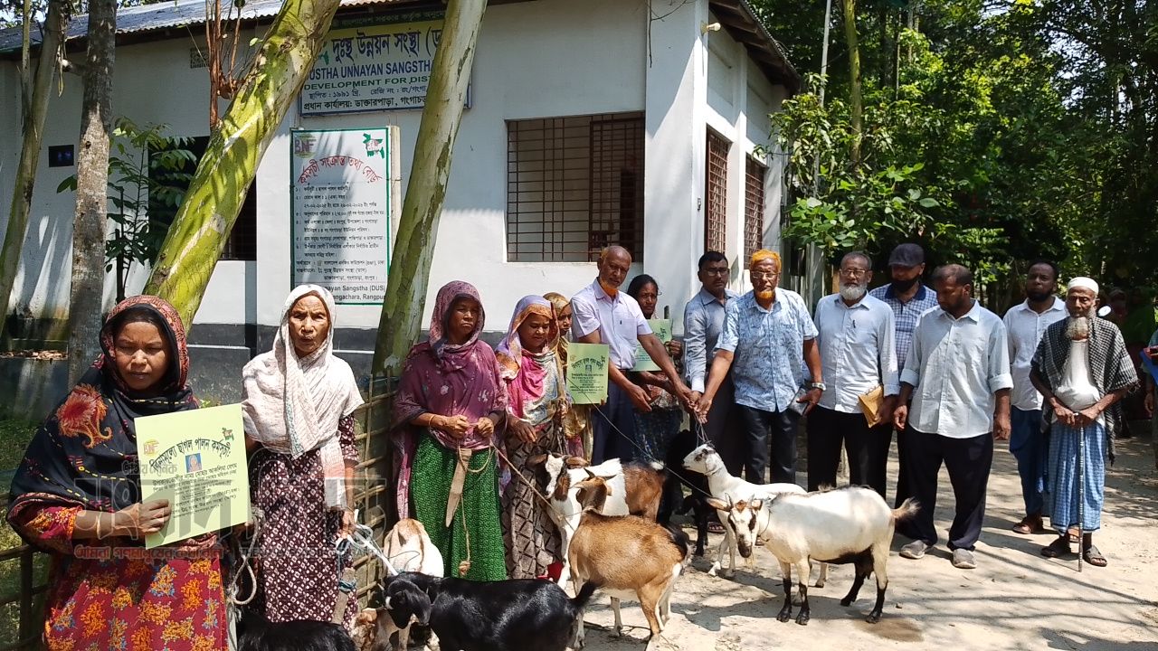 গঙ্গাচড়ায় ২৫ পরিবারের মাঝে ৫০টি ছাগল বিতরণ 