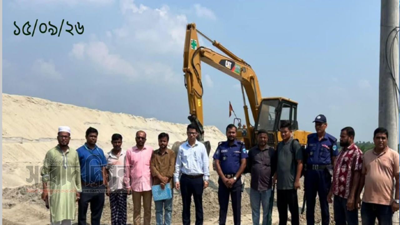 কসবায় মহাসড়কের পাশে অবৈধ  বালু স্তুপ, ৩ জনকে আড়াই লাখ টাকা জরিমানা 