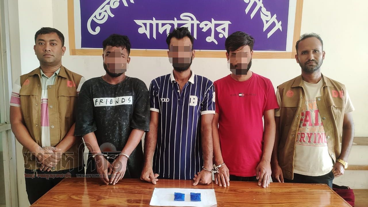 মাদারীপুর সদর মডেল থানা এলাকা হতে ২০০ (দুইশত) পিস ইয়াবা ট্যাবলেট উদ্ধার  করলেন ডিবি পুলিশ 