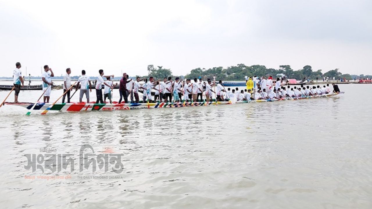 শান্তিগঞ্জে নৌকা বাইচে হাজারো মানুষের ঢল