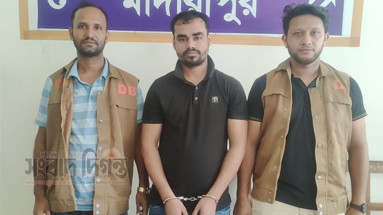 মাদারীপুর ডাসারে ডিবির অভিযানে ৩০০ পিস ইয়াবা উদ্ধার