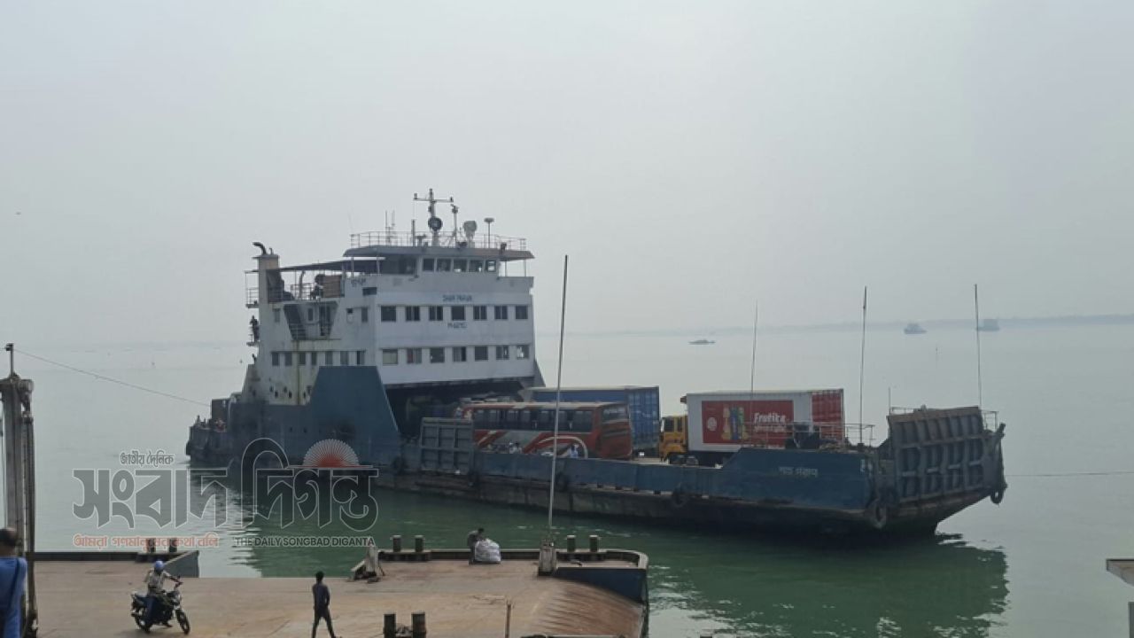 বৈরী আবহাওয়ায় দুর্ঘটনা এড়াতে বন্ধ হলো দৌলতদিয়া পাটুরিয়া লঞ্চ সার্ভিস