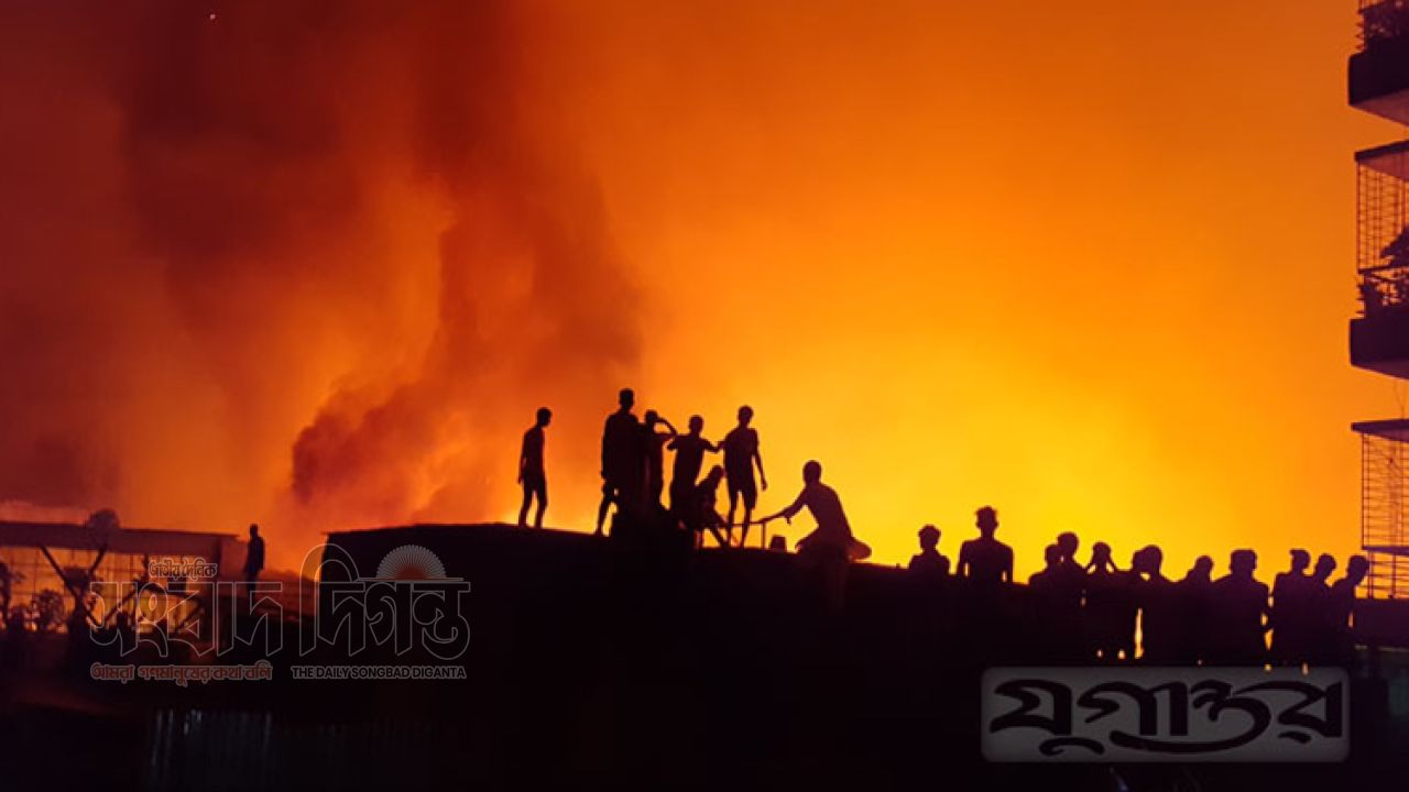 চট্টগ্রাম নিউমার্কেটে কাপড়ের গুদামে আগুন 