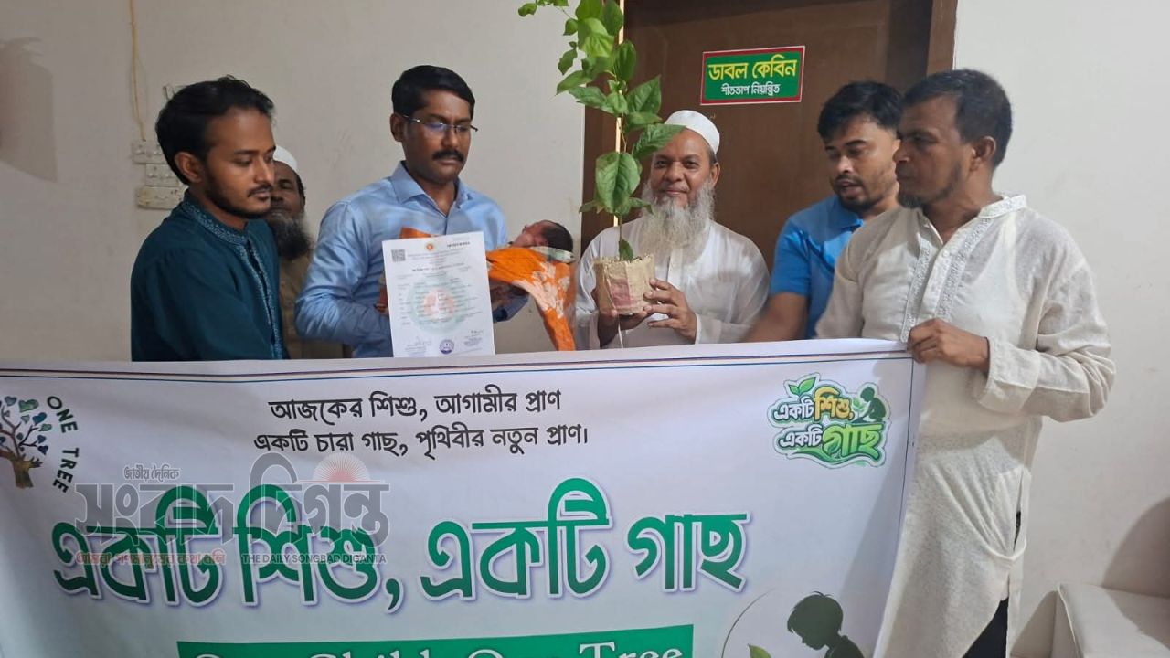 কালকিনিতে নবজাতকদের গাছের চারা উপহার দিলেন ইউএনও কিশোর কুমার দাস  