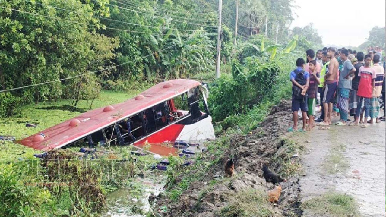 বরিশাল-বানারীপাড়া সড়কে বাস দুর্ঘটনা নিহত ১ আহত অন্তত ২০
