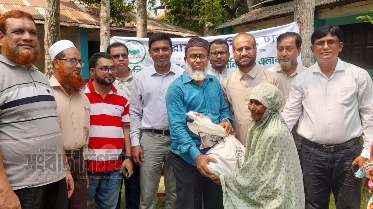 পানিবন্দি মানুষের পাশে মণিরামপুর সমিতি খাদ্য ও ওষুধ নিয়ে জলাবদ্ধতাকবলিত এলাকায় স্বেচ্ছাসেবীরা