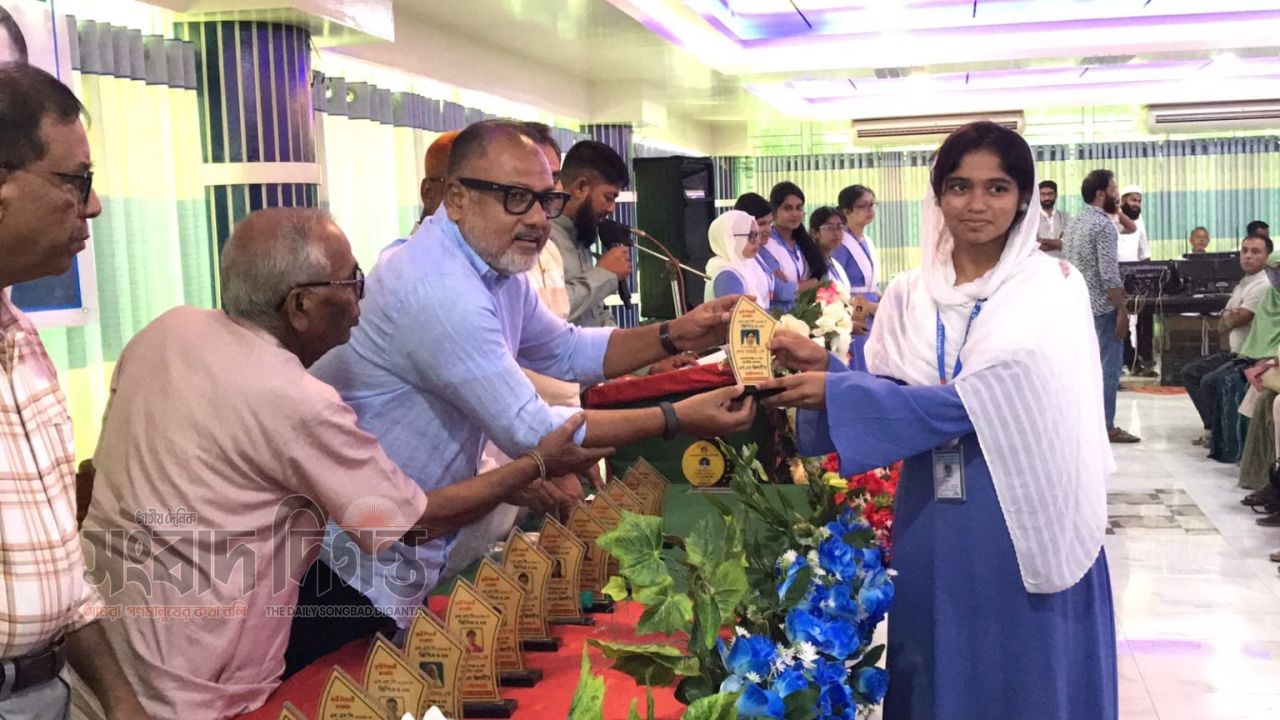 টুঙ্গিপাড়ায় জিপিএ-৫ ও বৃত্তিপ্রাপ্ত ১৪৪ শিক্ষার্থীকে সংবর্ধনা