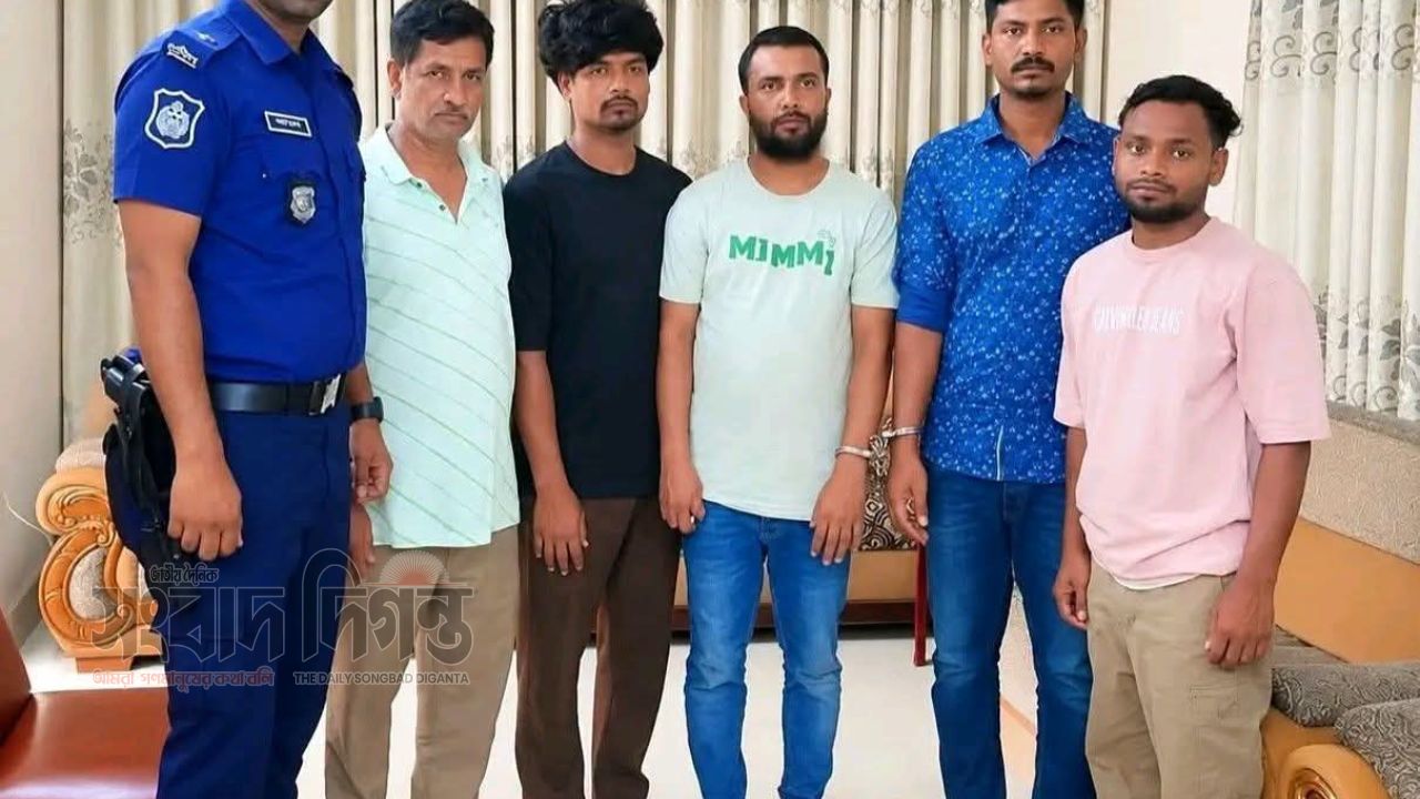 ‎ময়মনসিংহে আইনশৃঙ্খলা বাহিনীর পরিচয়ে অপহরণের চেষ্টা, আটক ৫