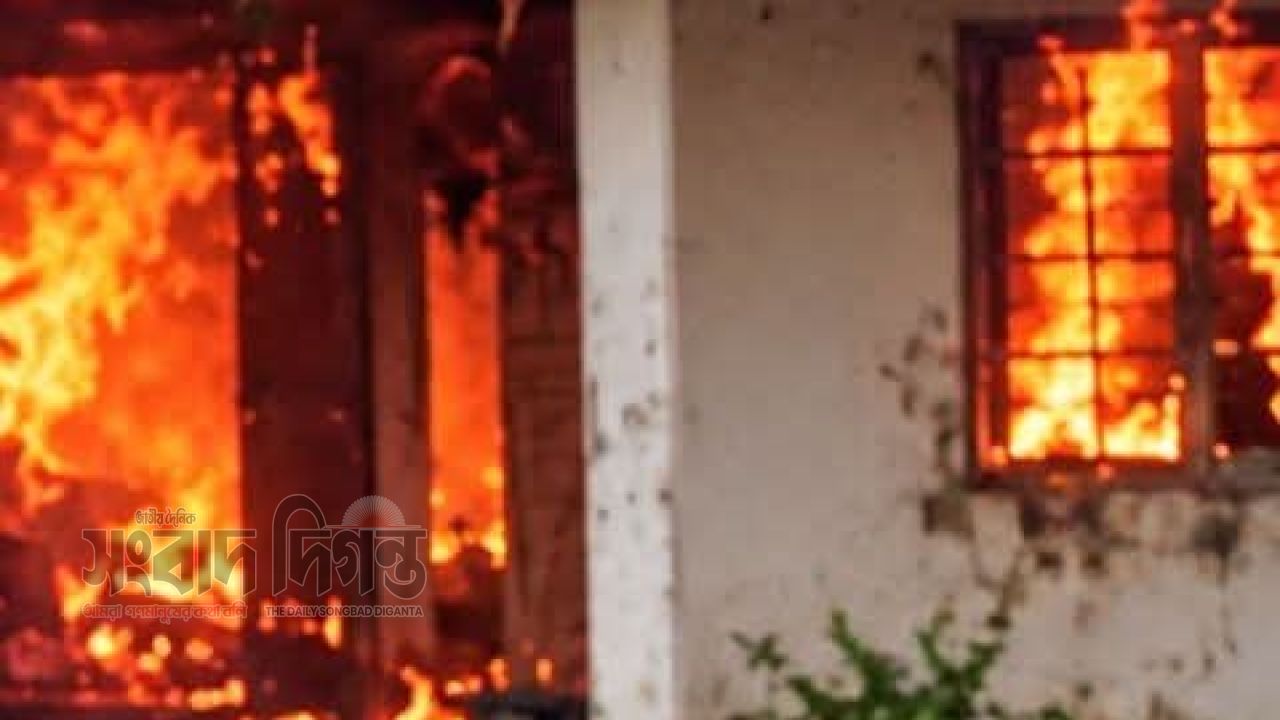 কালকিনিতে সাবেক চেয়ারম্যানের বাড়িতে আগুন ঘরে আটকে মিলন সরদার আহত
