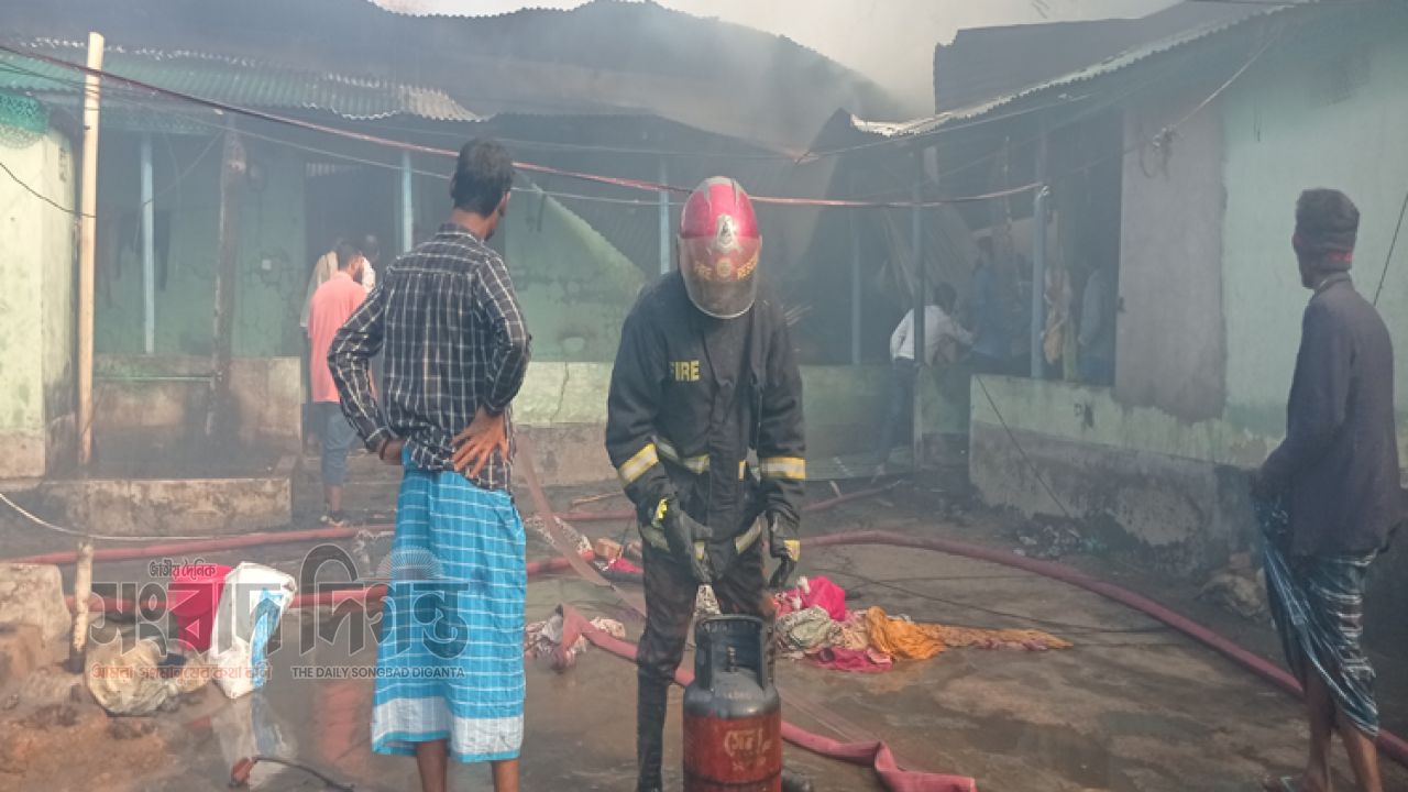 গাজীপুরে সিলিন্ডারের আগুনে পুড়ল ৩৮ ঘর ক্ষতি প্রায় কোটি টাকা 