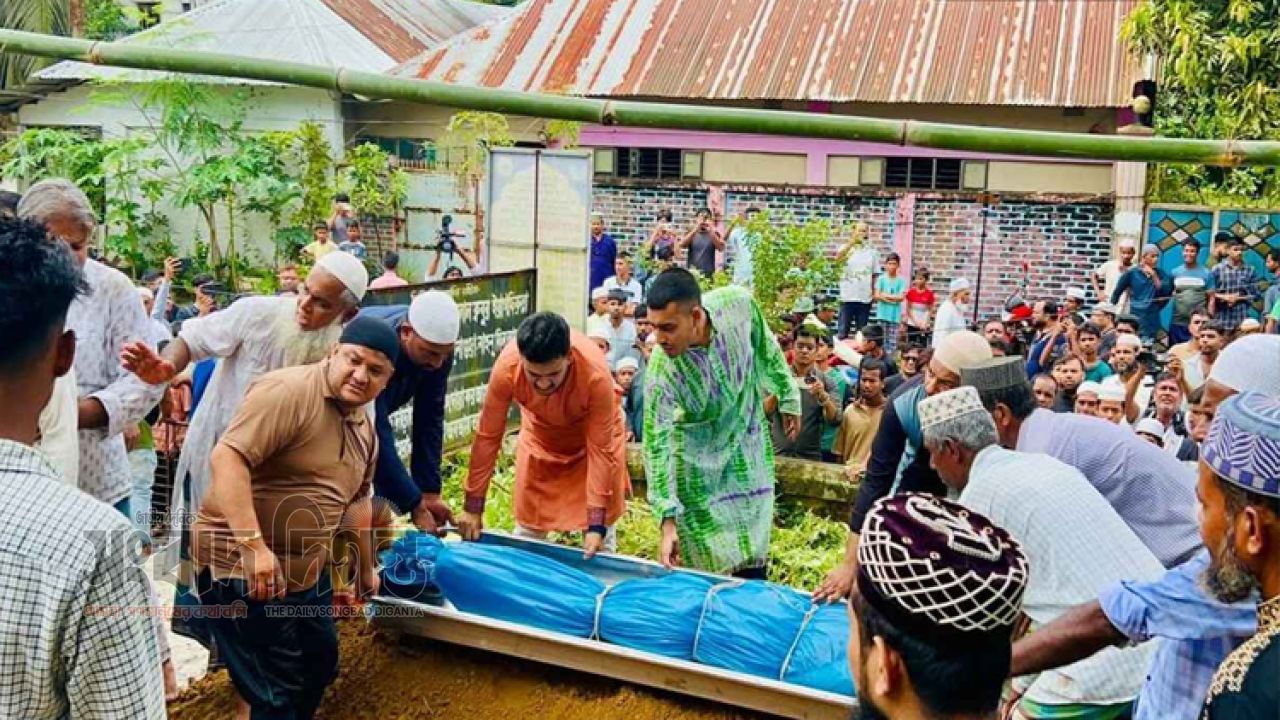 জানাজা শেষে মাটির ঠিকানায় অপ্রতিম 