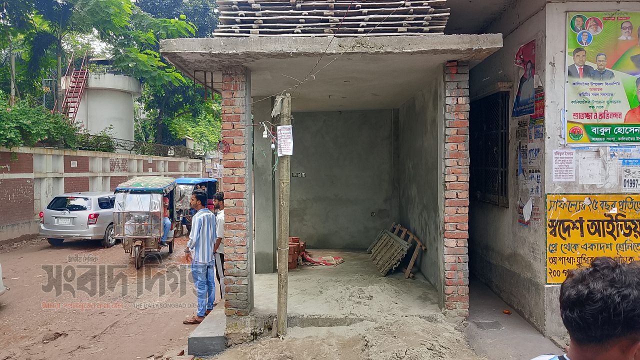 মৌচাক-ভান্নারা ফুলবাড়িয়া সড়কে এলজিডি রাস্তার ওপর পাকা স্থাপনা নির্মাণের অভিযোগ