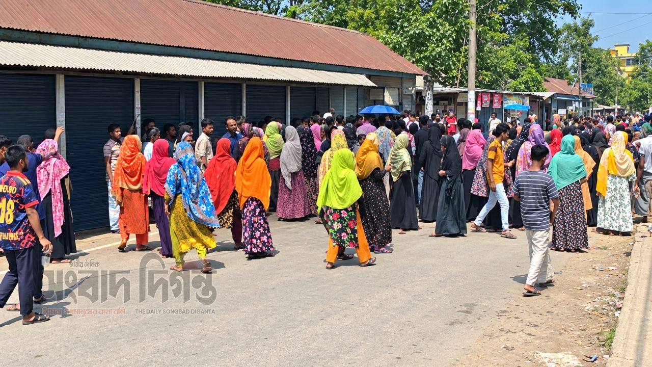 বকেয়া বেতনের দাবিতে কোনাবাড়ীতে গার্মেন্টস শ্রমিকদের সড়ক অবরোধ 
